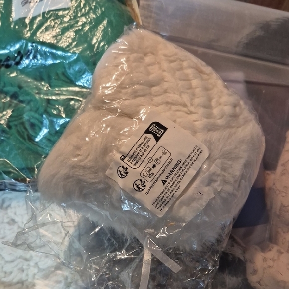 Elegant Green Scarf and White Hat Set - Picture 2 of 7